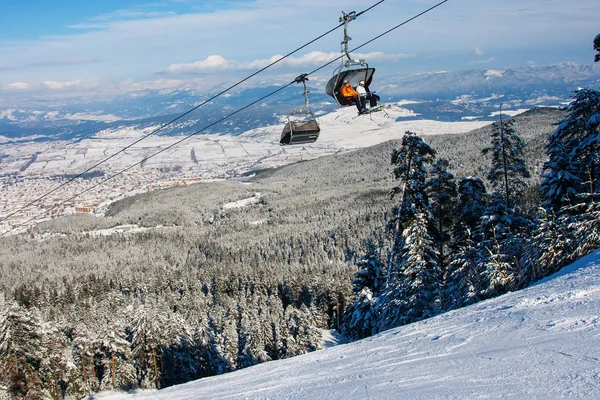 Skiërs gaan op de lift op de berg — Stockfoto