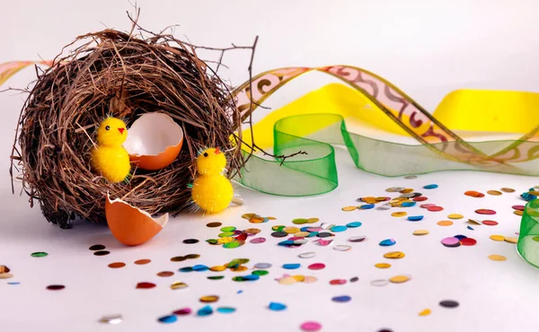 Праздничные желтые цыплята в гнезде, праздничный пасс — стоковое фото