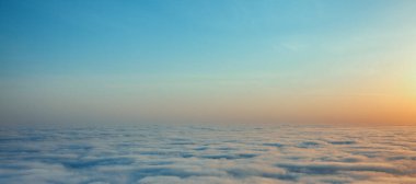 Ufkun altındaki bulutlar, yılın rengi