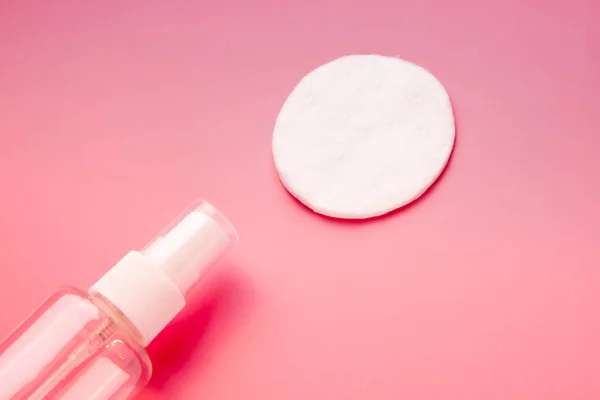 Pembe arka planda minimalizmi temizlemek için bir araç, USB fırça