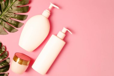 Hassas bir arkaplanda farklı krema tipi