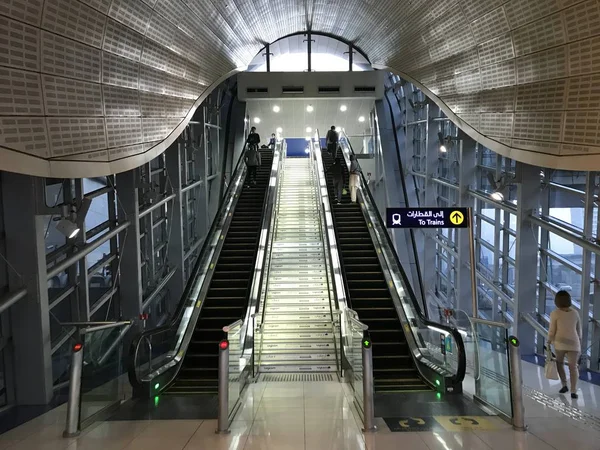 Hareket var. Metro polisi. Şehir hayatı.