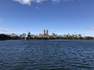 nehir ve mavi gökyüzü