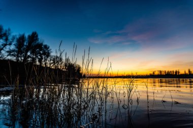     Volga Nehri 'nde güzel bir gün batımı         