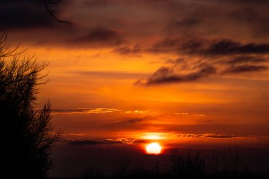 Volgograd yakınlarındaki Volga Nehri 'nde gün batımı