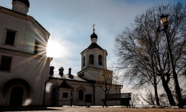 Volgograd 'daki Aziz John Kilisesi' nin kuzey yakası bahar güneşinin arka planına karşı.