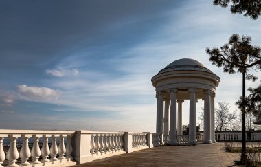 Volgograd şehrinin merkezi seddi üzerinde mavi gökyüzüne karşı Rotunda