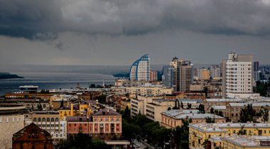 Yağmurdan önce Volgograd şehrinin merkezi manzarası