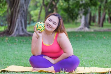 Mat plastik top oynamaktan güzel şişman kadın.