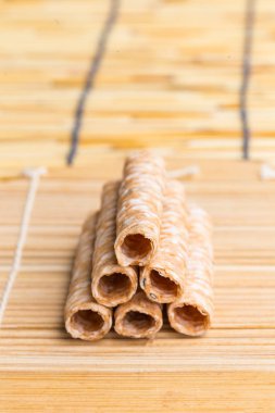 Çıtır gofret sopa, Tayland, geleneksel tatlı ahşap tahta üzerinde collocated.