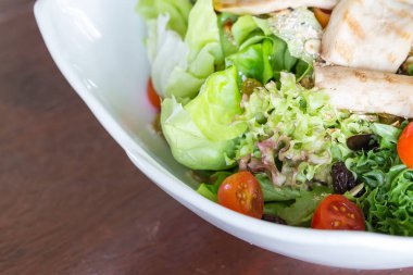 Tabakta sebze salatası