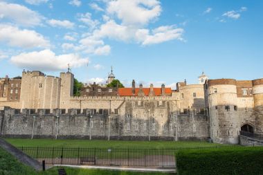 Tower of London mavi gökyüzü üzerinde mimari parçası.