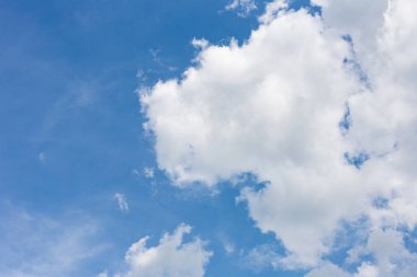 Mavi gökyüzünde bulut.
