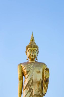Duran Buda heykeli mavi gökyüzü üzerinde bulunan Chanthaburi, Tayland.