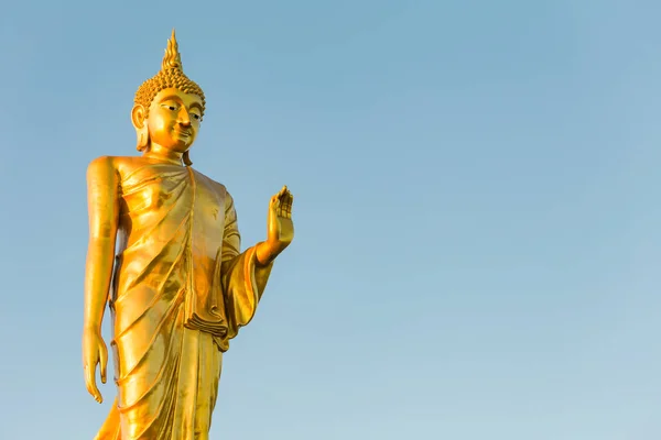 Stojící Buddha Socha Blue Sky Veřejné Mezník Chanthaburi Thajsko — Stock fotografie