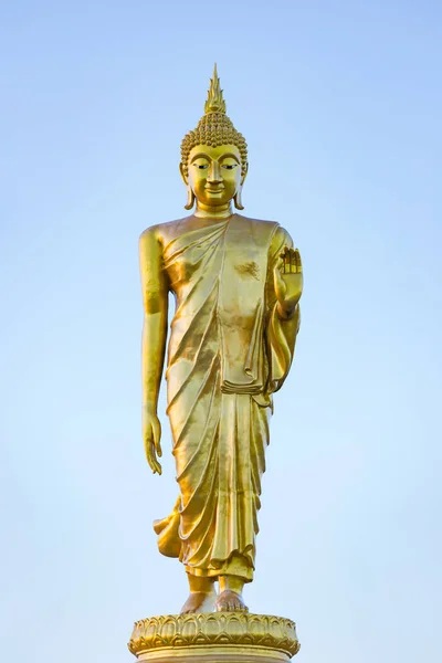 Stojící Buddha Socha Modré Obloze Nachází Provincii Chanthaburi Thajsko — Stock fotografie