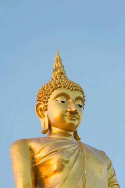 Stojící Buddha Socha Modré Obloze Nachází Provincii Chanthaburi Thajsko — Stock fotografie