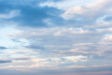 Mavi göğün sabah ışık sırasında bulut.