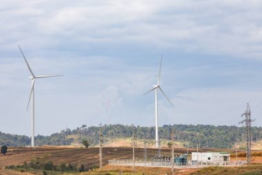 Rüzgar Türbini elektrik mavi gökyüzü üzerinde için