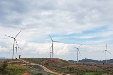 Rüzgar Türbini elektrik mavi gökyüzü üzerinde için