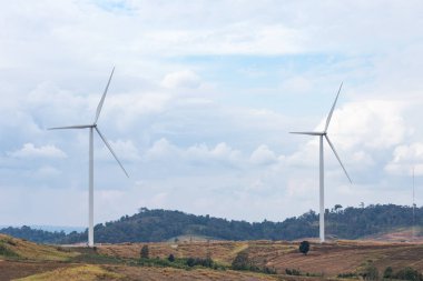 Rüzgar Türbini elektrik mavi gökyüzü üzerinde için
