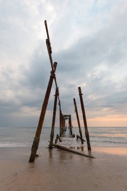 Eski Khao Pilai Köprüsü'nde günbatımı, Phang Nga, Tayland harap.