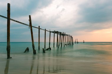 Eski Khao Pilai Köprüsü'nde günbatımı, Phang Nga, Tayland harap.