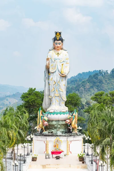 Quan Yin Gudinnan Medkänsla Och Barmhärtighet Staty Stående Toppen Kullen — Stockfoto