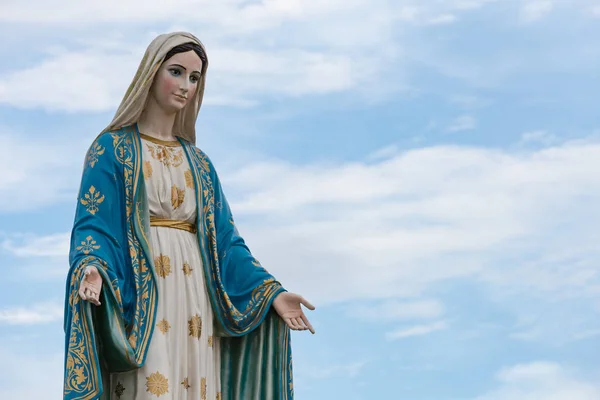 Heilige Maagd Maria Blauwe Lucht — Stockfoto