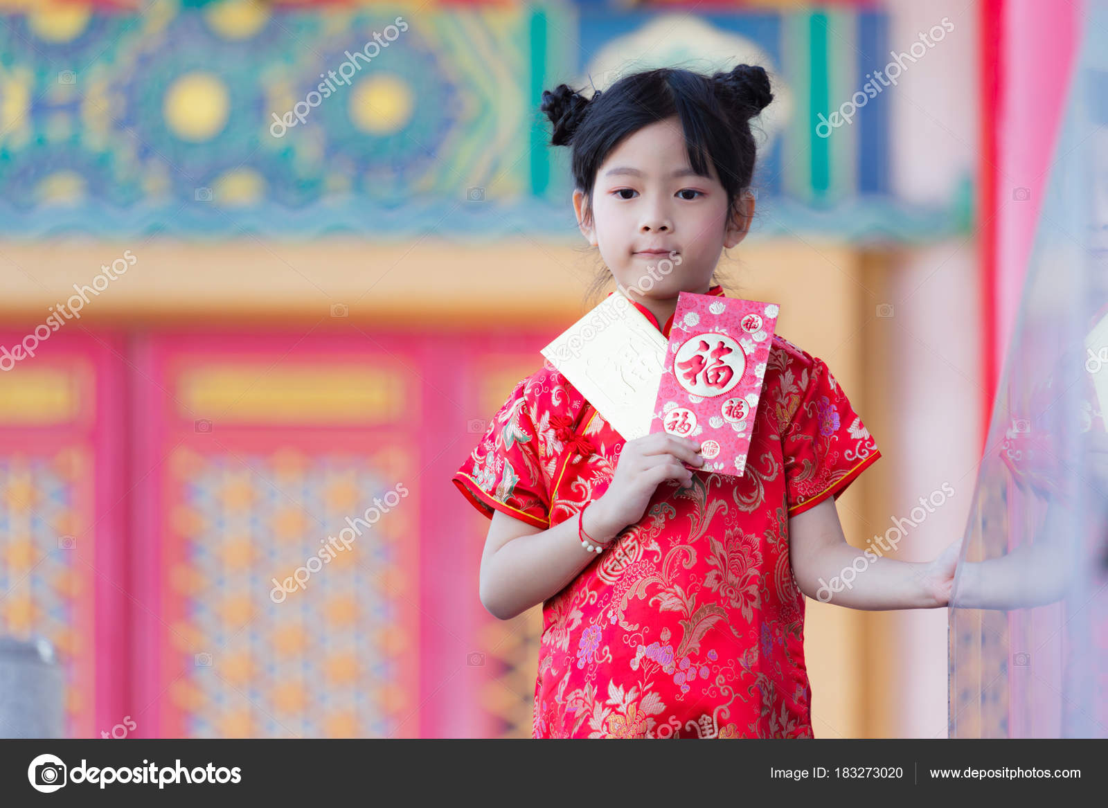 かわいい中国の女の子を含む黄金と赤の封筒を開く — ストック写真