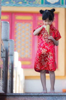 Sevimli Çinli kız açık içeren altın ve kırmızı zarf