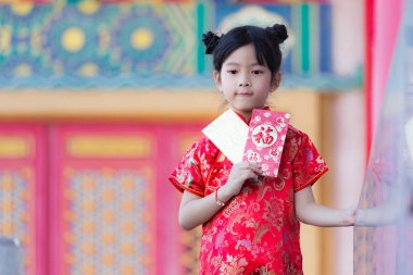 Sevimli Çinli kız açık içeren altın ve kırmızı zarf