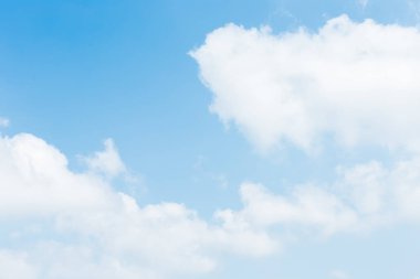 Mavi gökyüzünde bulut.