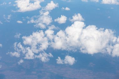 Mavi gökyüzünde bulut.