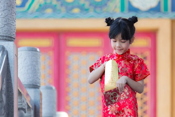 Sevimli Çinli kız açık içeren altın ve kırmızı zarf