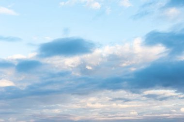 Mavi göğün sabah ışık sırasında bulut.