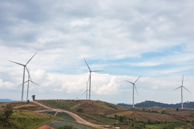 Rüzgar Türbini elektrik mavi gökyüzü üzerinde için