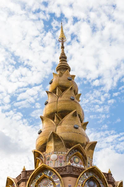 Toppen av pagoden på blå himmel i offentliga templet i Thailand. — Stockfoto