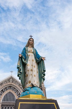 Kutsal Bakire Meryem Katolik piskoposluk bölgesi önünde, 