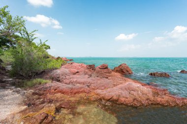 Pembe taşlar ile Tayland deniz manzarası.
