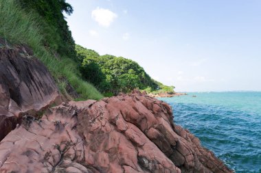 Pembe taşlar ile Tayland deniz manzarası.