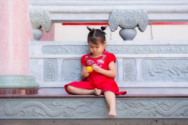 Çinli kızın balkon, bir portakal soyma kapatın.
