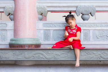 Çinli kızın balkon, bir portakal soyma kapatın.