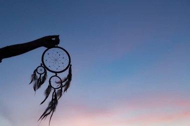 Rüya yakalayıcı silüeti dur havada günbatımı pe sırasında