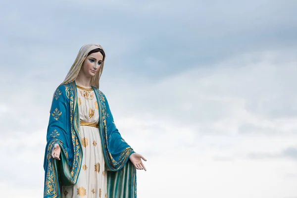 La Santísima Virgen María frente a la Diócesis Católica Romana , — Foto de Stock