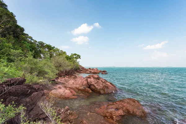 Pembe taşlar ile Tayland deniz manzarası.