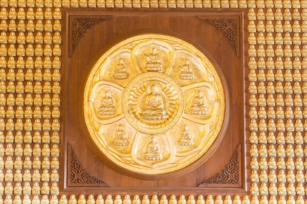 Buddha szobor textúra a fából készült fal nyilvános templomban. — Stock Fotó