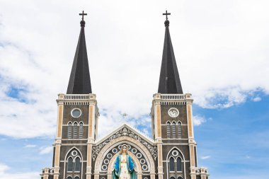Kutsal Bakire Meryem, mavi gökyüzünde İsa 'nın annesi, Roma Katolik Piskoposluğu' nun önünde, Tayland, Chanthaburi 'de halka açık bir yerde..