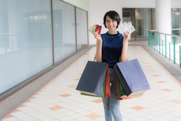 Jovem Bela Mulher Asiática Fazendo Compras Com Cartão Crédito Dinheiro — Fotografia de Stock