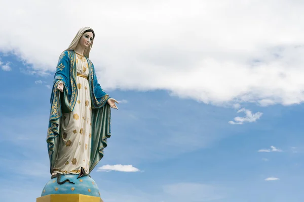Kutsal Bakire Meryem, mavi gökyüzünde İsa 'nın annesi, Roma Katolik Piskoposluğu' nun önünde, Tayland, Chanthaburi 'de halka açık bir yerde..